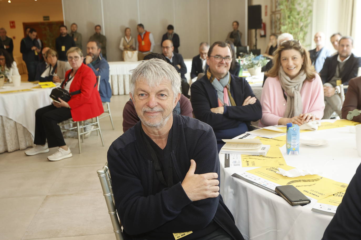 Philippe Lagarde, alcalde de la villa francesa de Les Eyzies, hermanada con Puente Viesgo desde 1994. Detrás, el chef francés Pascal Lombard.