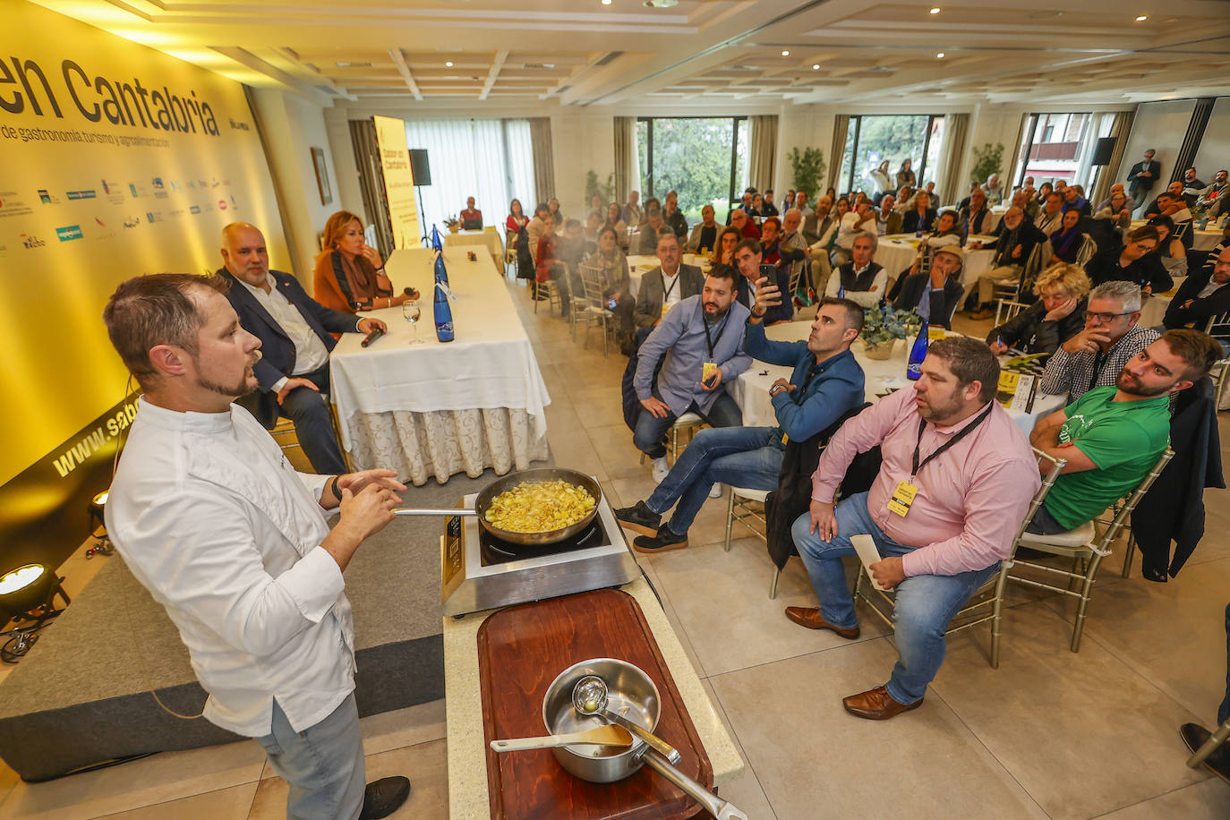 El salón Cantabria del Gran Hotel Balneario de Puente Viesgo se abarrotó ante la expectación que generó la cata de la tortilla campeona de España. 