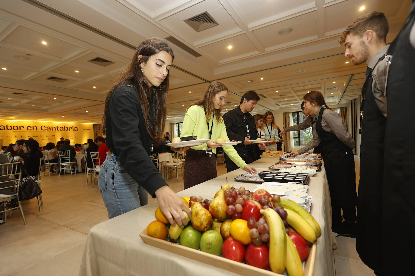 Un grupo de estudiantes escogen diferentes alimentos para confeccionar su desayuno saludable. 