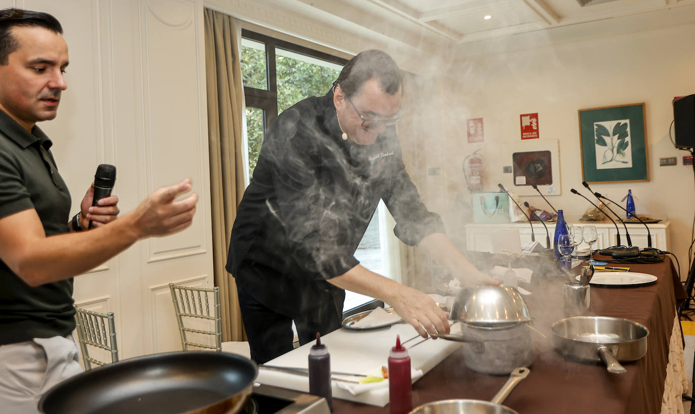 El cocinero cántabro José Manuel de Dios, ejerció de traductor durante la exposición de su amigo Pascal. 