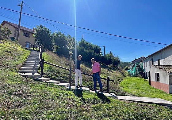 El alcalde y el teniente de alcalde comprueban los trabajos realizados por los operarios.