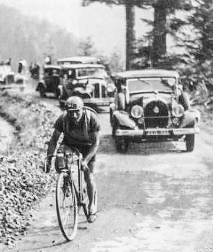Imagen secundaria 2 - José Pérez Francés (Ferrys) pedalea tras Anquetil en 1963(izquierda) y Vicente Trueba, en plena ascensión al Ballon de Alsacia en 1933 (derecha).