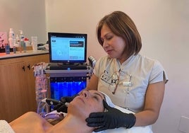 Un momento del tratamieto del tratamiento Hydrafacial, aplciado por la esteticine Melissa Pérez, miembro del equipo de la Clínica de la Doctora Elena Arnal