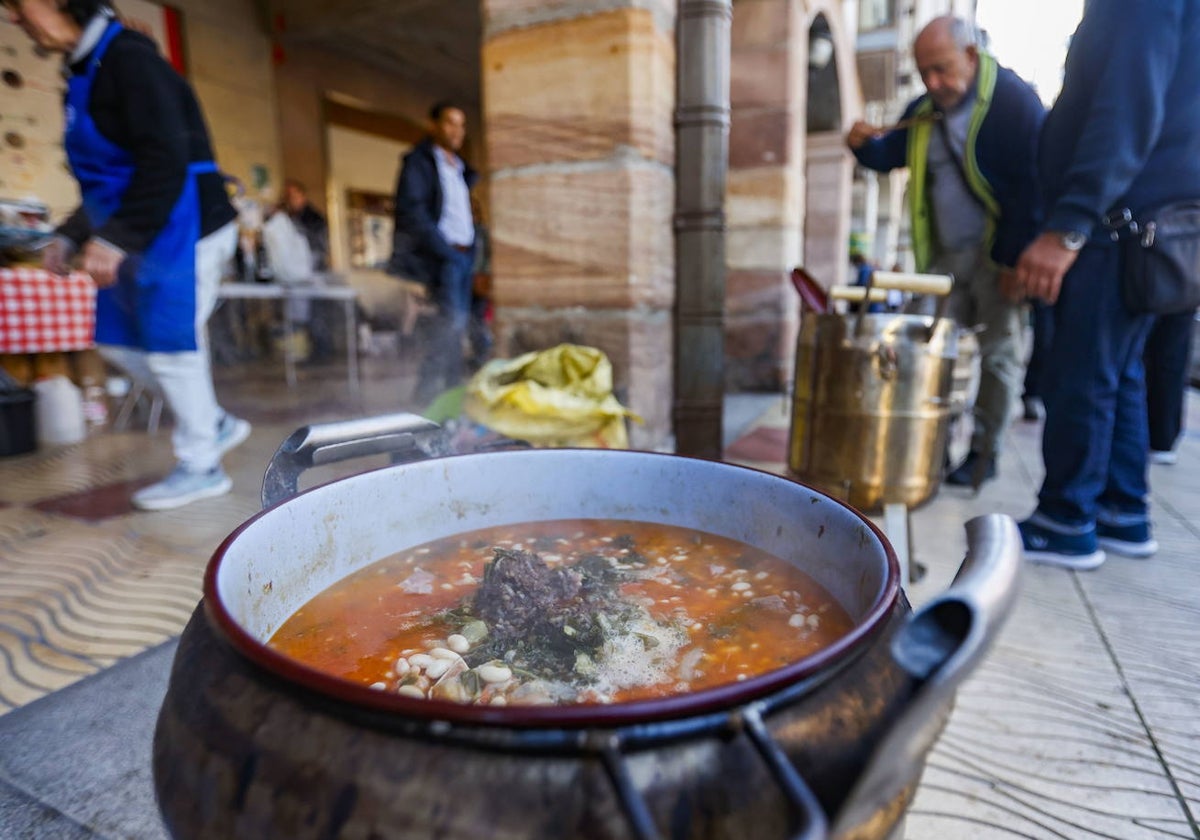 Vecinos preparan un cocido, el año pasado, durante el segundo Gran Capítulo de la Cofradía de los Cocidos de Cantabria.