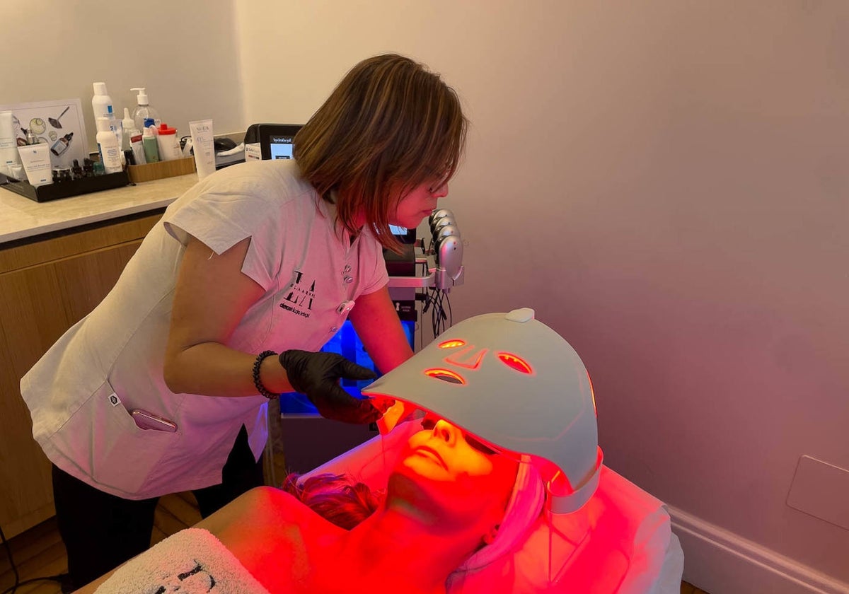 Un momento del tratamiento de Hydrafacial, con la colocación de la máscara de luz LED roja, que proporciona una piel más firme.