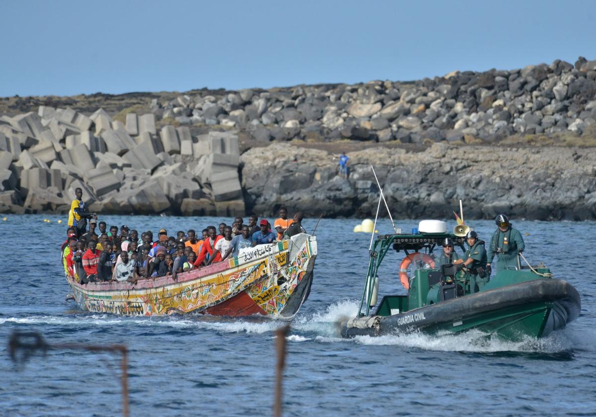 La Guardia Civil custodia un cayuco a su llegada a la isla canaria de El Hierro.