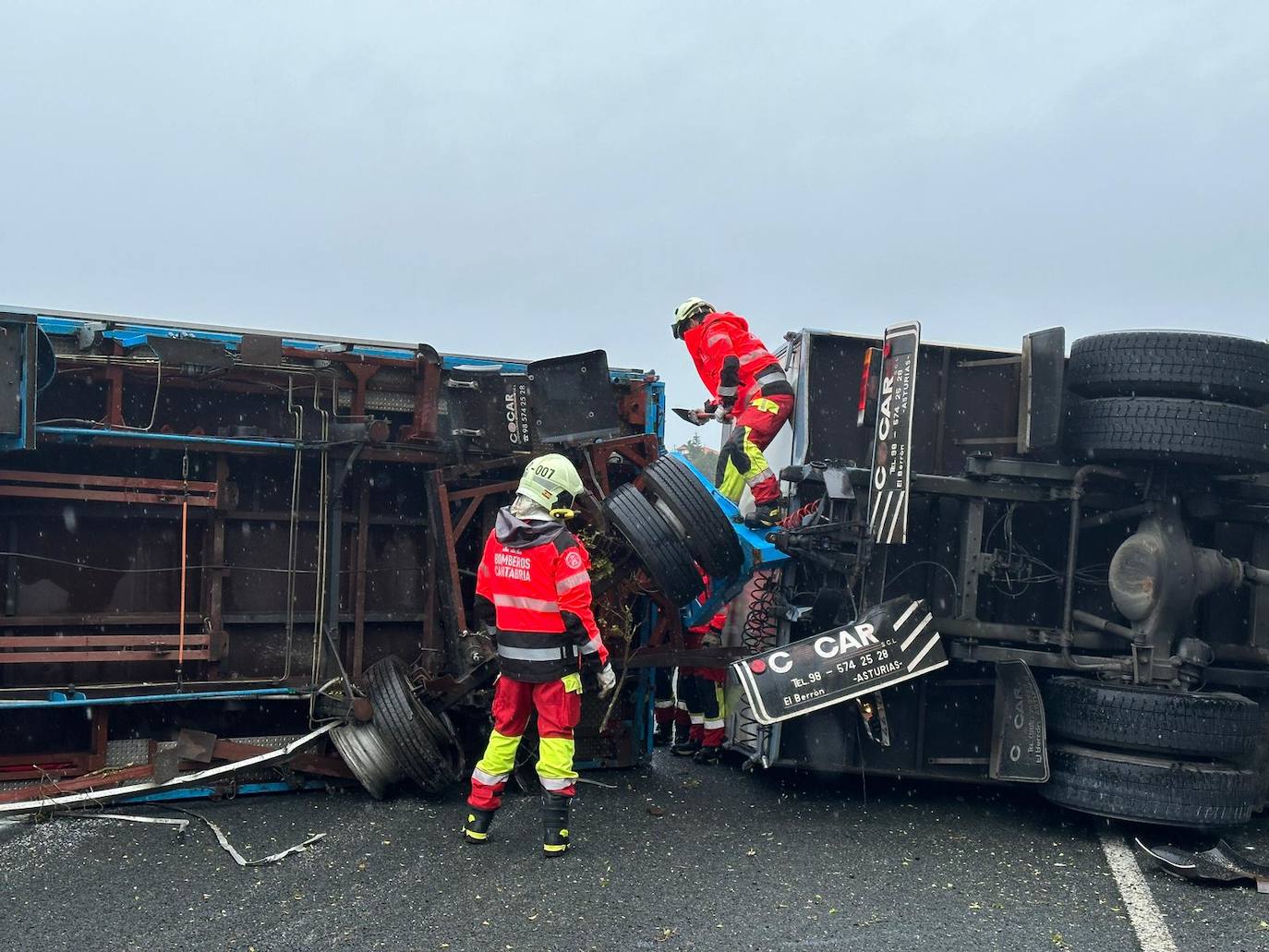 El accidente tuvo lugar a las 12.25 horas y el 112 ha movilizado a efectivos de la Guardia Civil, a los bomberos, a una ambulancia del 061 y a operarios de mantenimiento de carreteras.