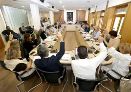 Representantes del PRC, PSOE y Torrelavega Sí alzan la mano para aprobar la reforma fiscal, este jueves, durante el Pleno municipal.