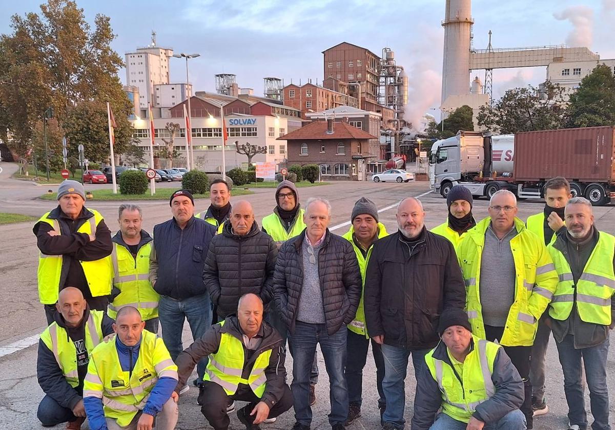 Los trabajadores, concentrados en la entrada a la factoría, en Barreda.