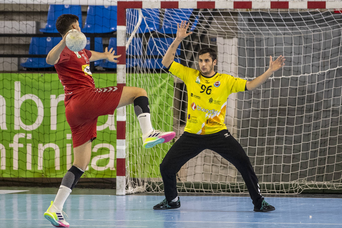 Israel Marín, ante el lanzamiento de un penalti por parte de un jugador del Bada Huesca.