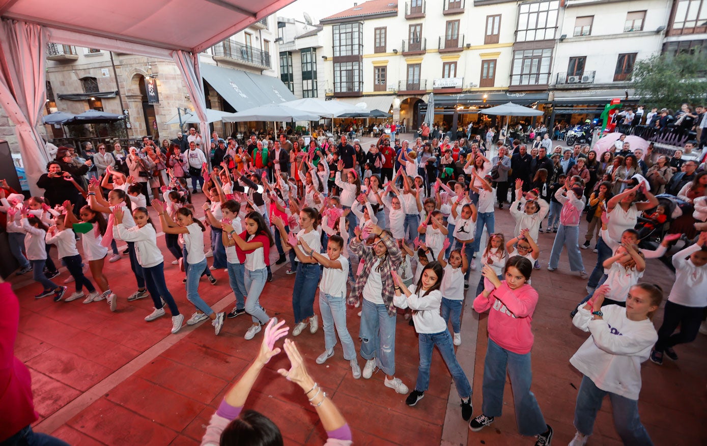 Las alumnas de la EDM realizaron dos originales y divertidas coreografías.