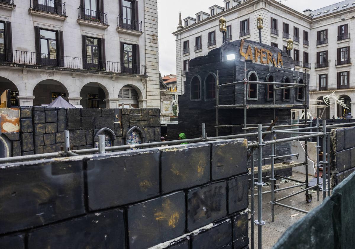 Imagen principal - Miembros de la peña La Pera ultiman los preparativos para abrir este sábado 'El Pasaje del Terror' en la Plaza Porticada.