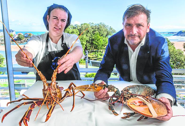 Verónica Solana y José Ramón Ortiz, muestran el producto.