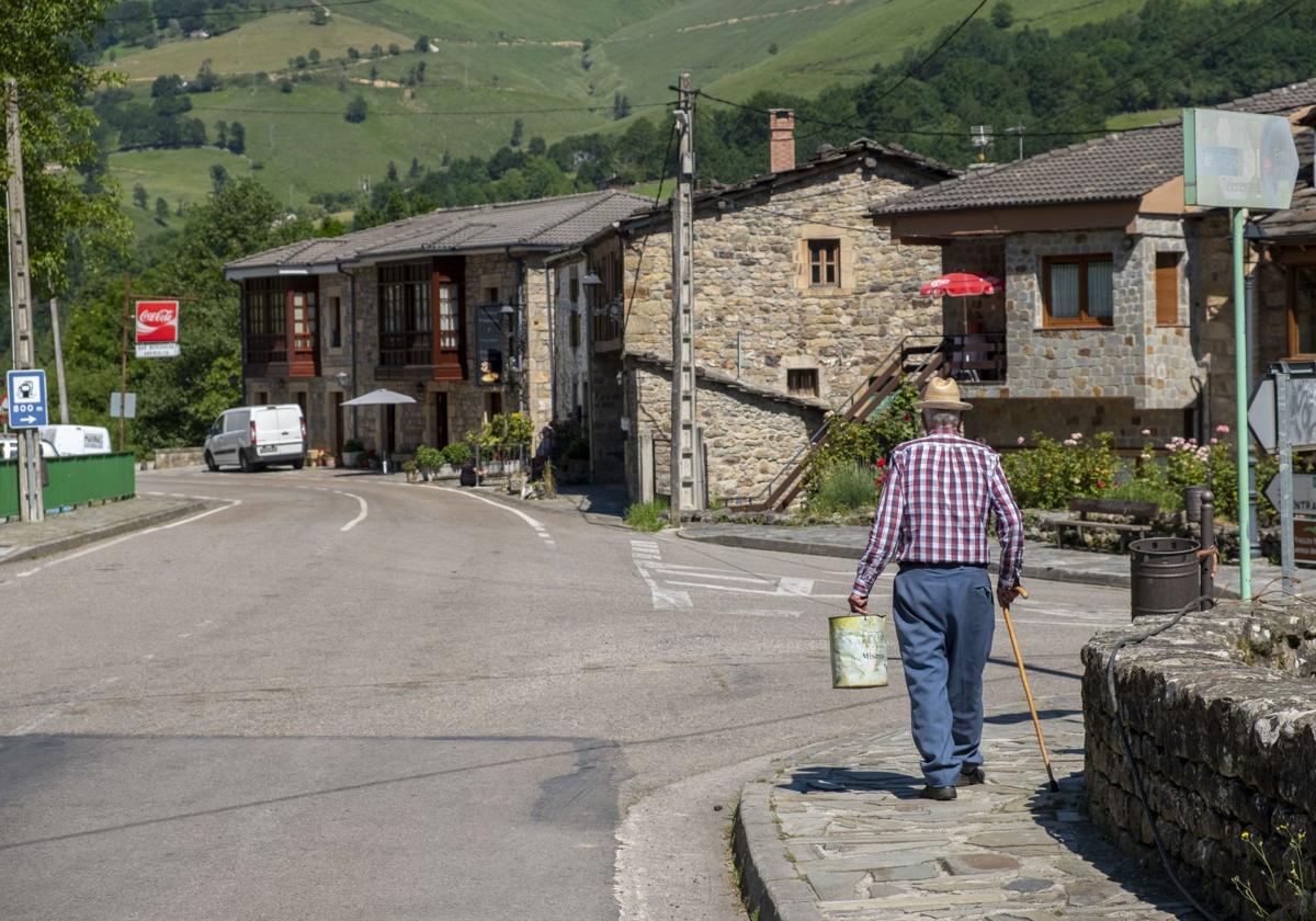 La carretera autonómica CA-263, a su paso por Vega de Pas.