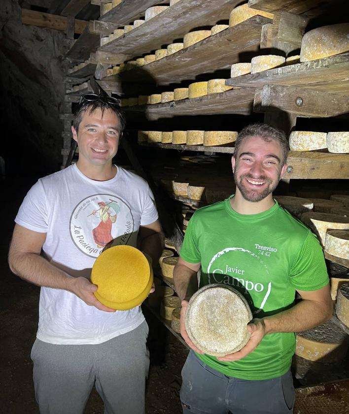 Imagen secundaria 2 - A la izquierda, César Ruiz Solana en la Feria del Producto de Cantabria. A la derecha, César Ruiz y César Campo, en la cueva de Tresviso donde se afina el Cerréu.