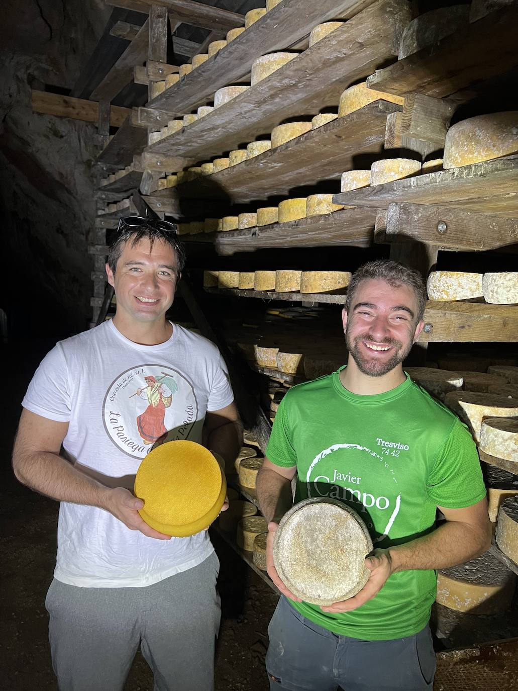 César Ruiz y César Campo, en la cueva de Tresviso donde se afina el Cerréu.