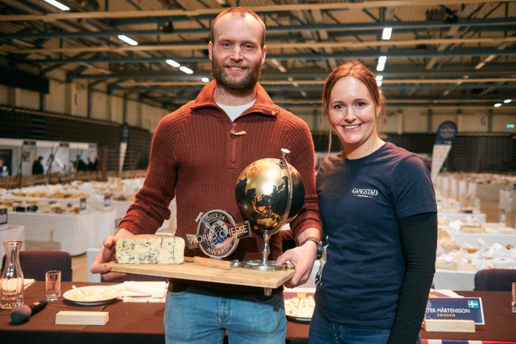 Ole y Maren Gangstadt con el trofeo de Campeón del Mundo.