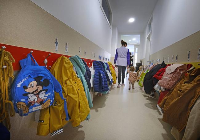 Una monitora junto a uno de los pequeños del aula de Pesués.