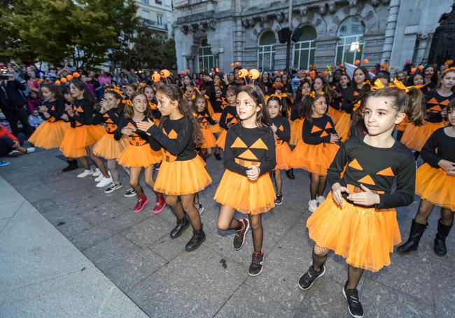 Un grupo de alumnas, disfrazadas de calabazas, de la escuela de Elisa Urbina.