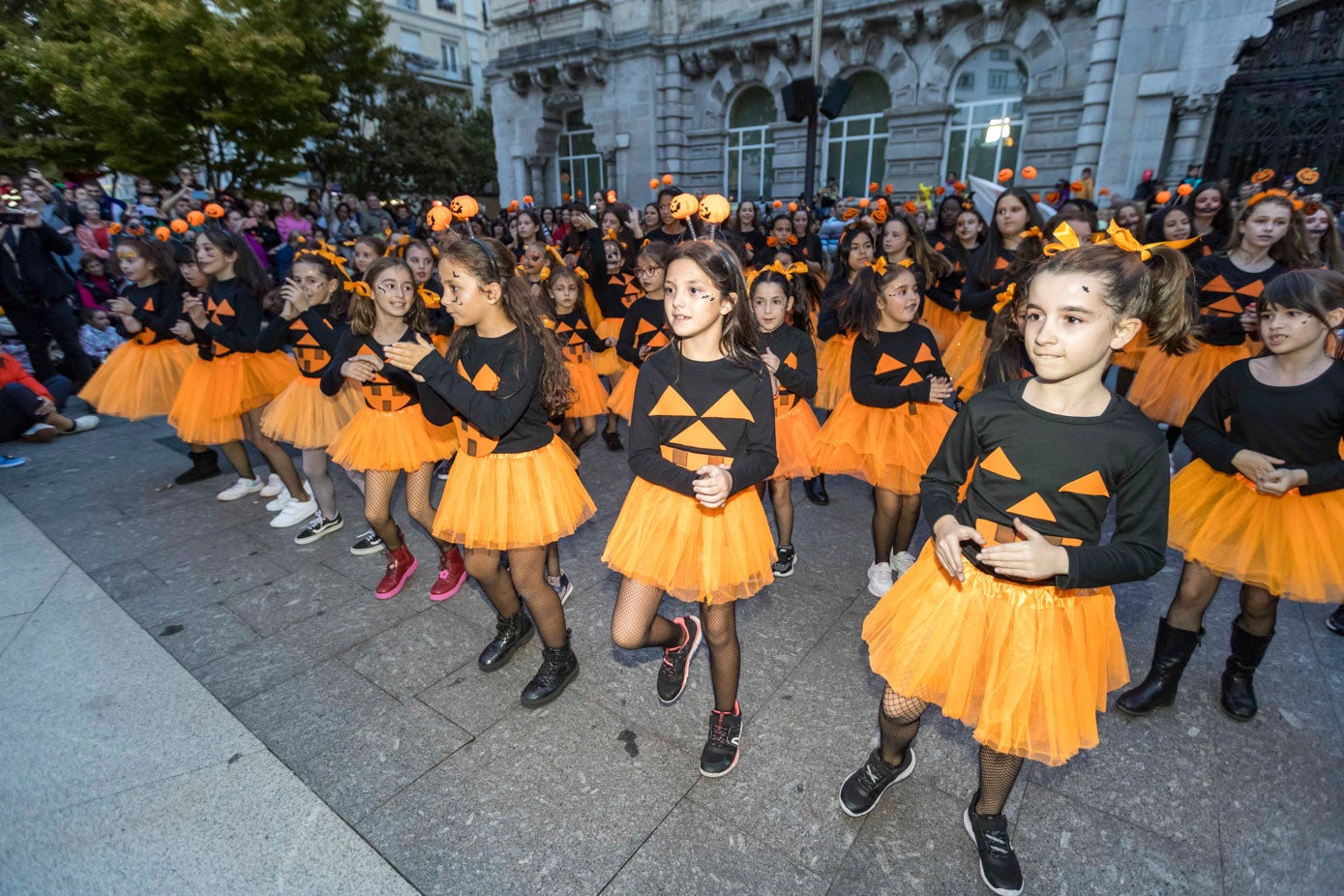 Alumnas de la escuela de Elisa Urbina, .en la actuación grupal, en la plaza del Ayuntamiento.