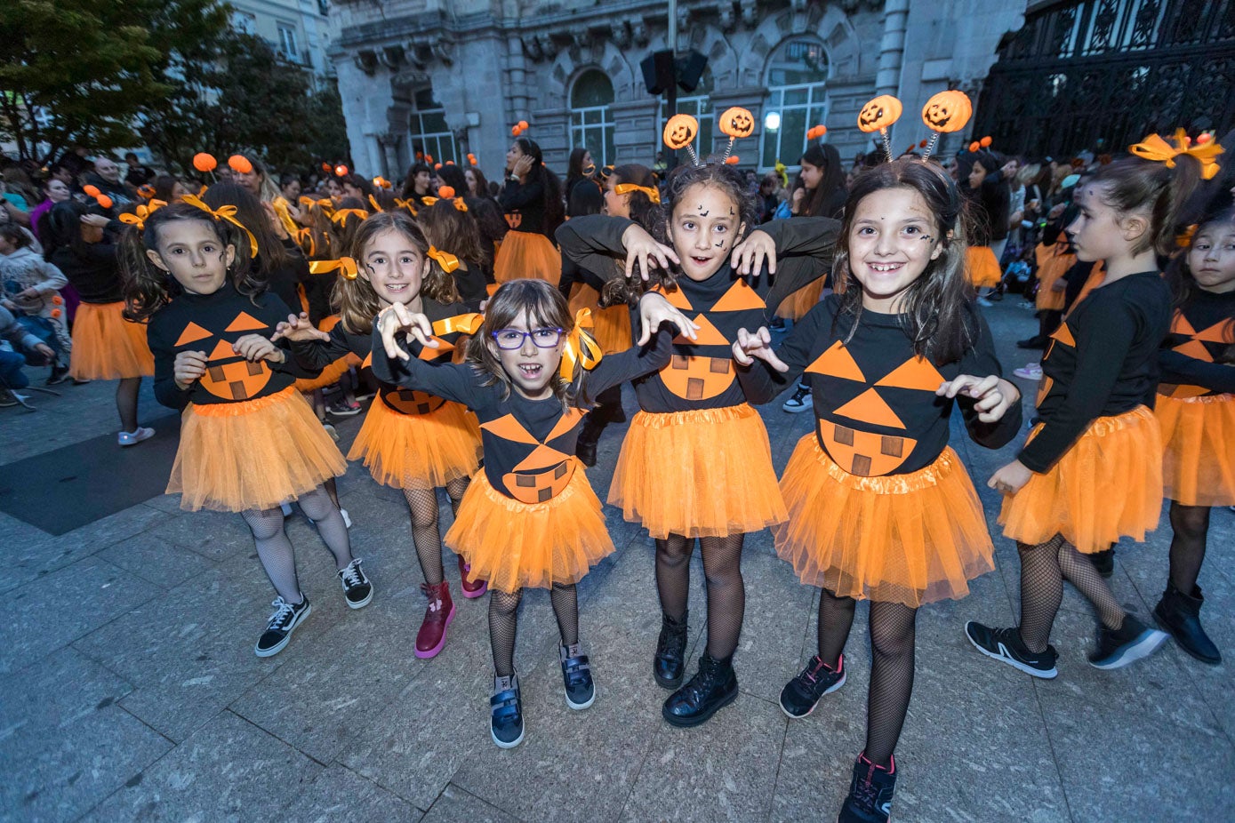 Un grupo de alumnas, disfrazadas de calabazas, de la escuela de Elisa Urbina.