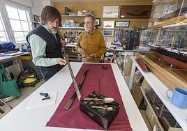 Manuel González Zarzuelo y Pedro Blanco muestran algunos de los últimos objetos, fruto de donaciones, incorporados al fondo del siniestro.
