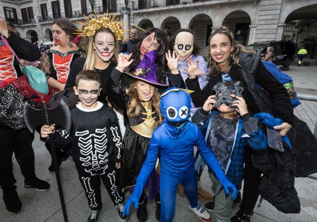 Una familia, con sus mejores galas terroríficas en la Porticada.