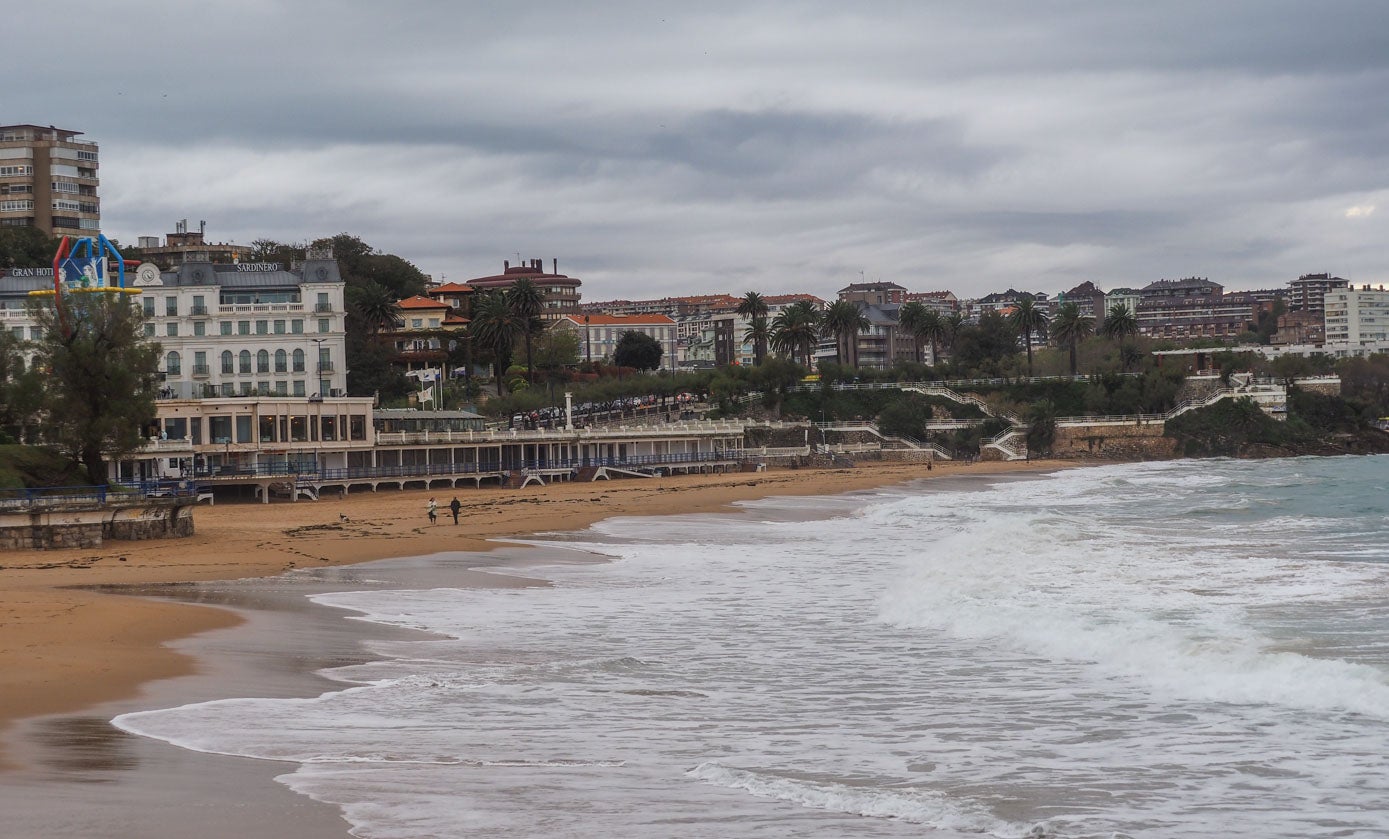 En el Sardinero, las olas engulleron prácticamente las playas.