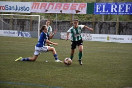 Anita, del Racing Féminas, controla el balón ante una rival.