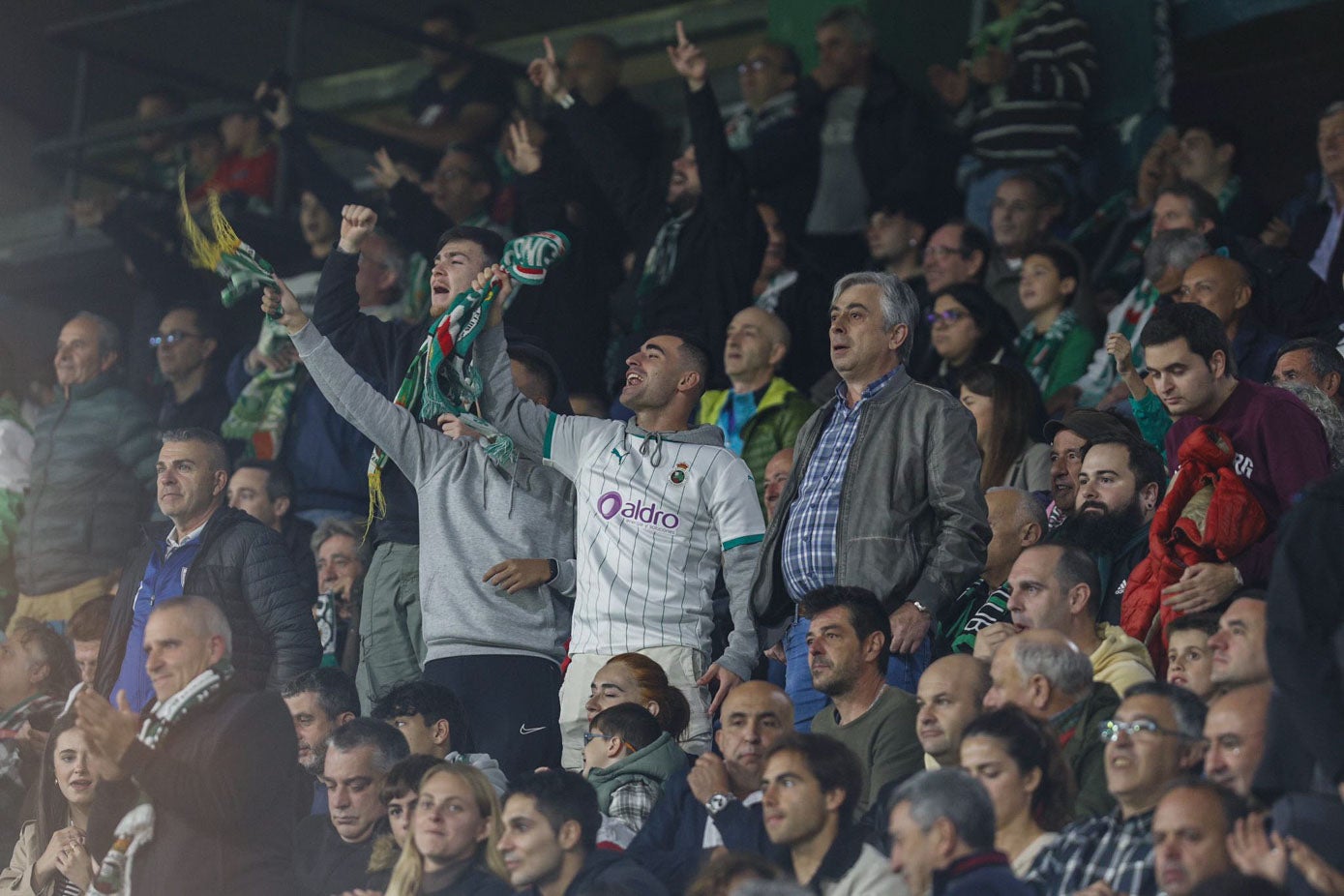 Los aficionados cántabros no dejaron de animar a su equipo.