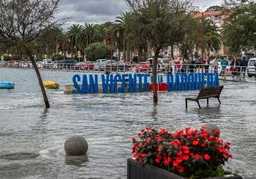 El mar vuelve a inundar San Vicente: «Nunca he visto entrar el agua con esa fuerza»