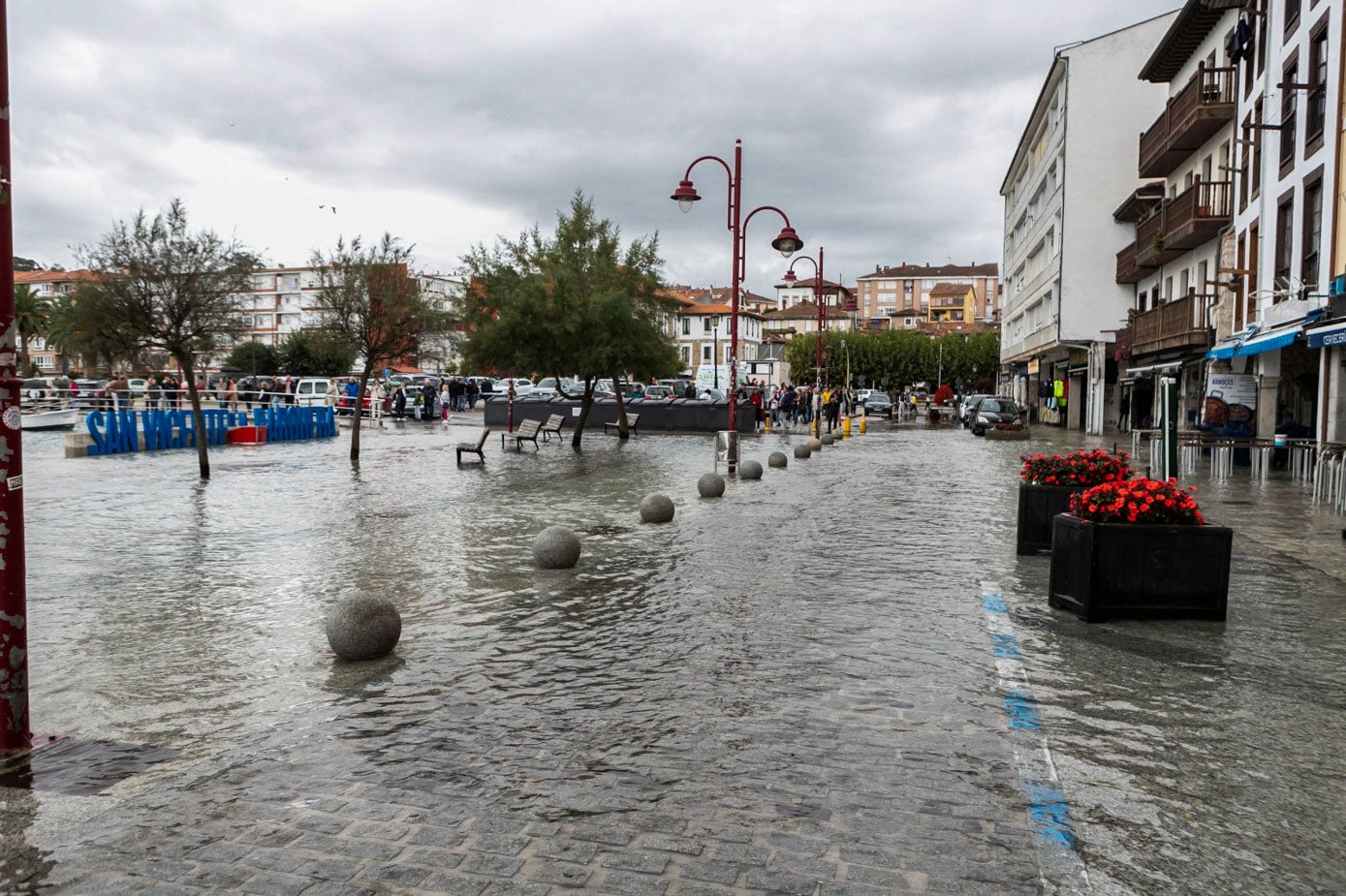 La avenida Antonio Garelly totalmente inundada por el mar