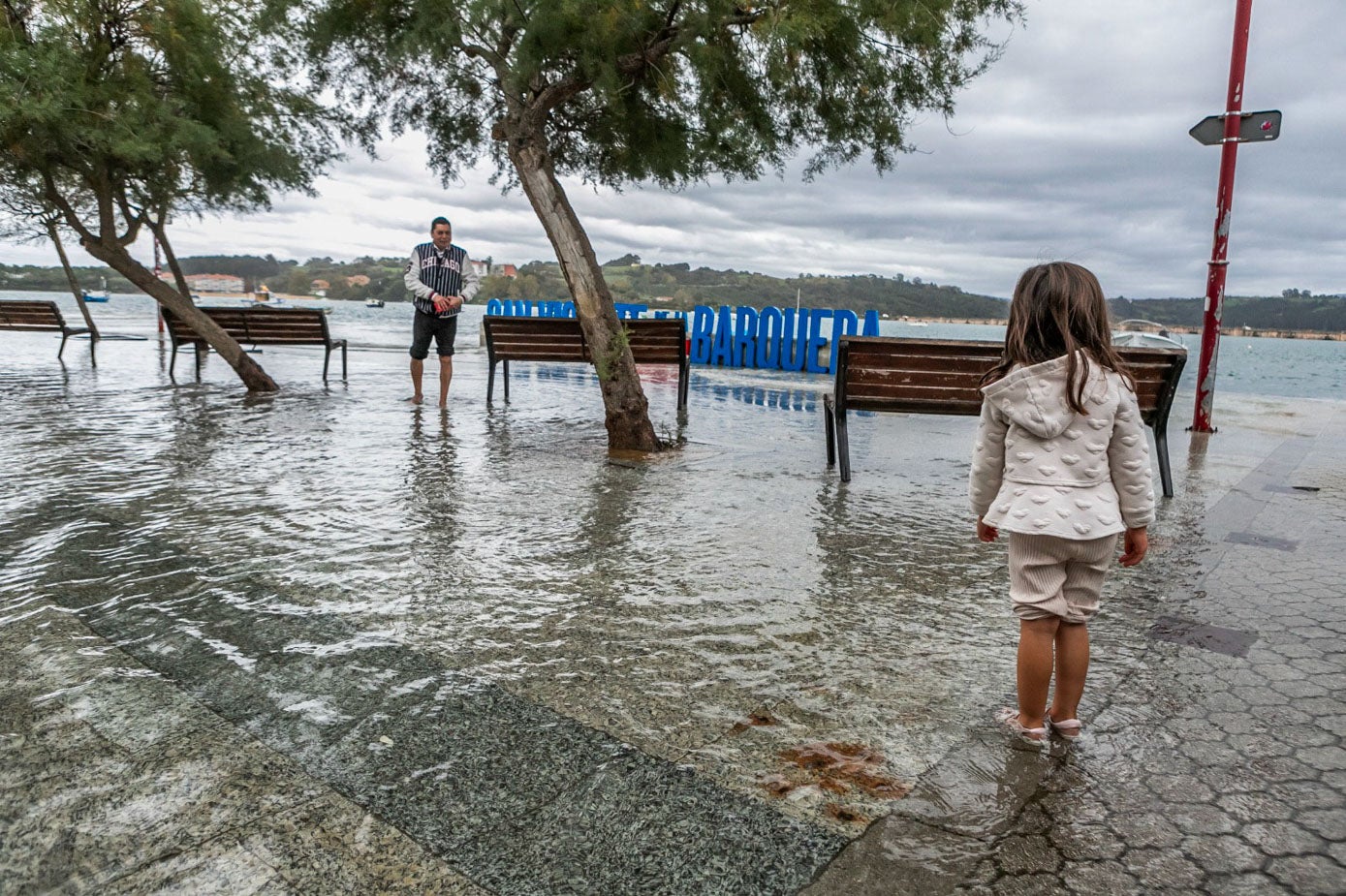 Una niña disfrutó con el agua a sus pies