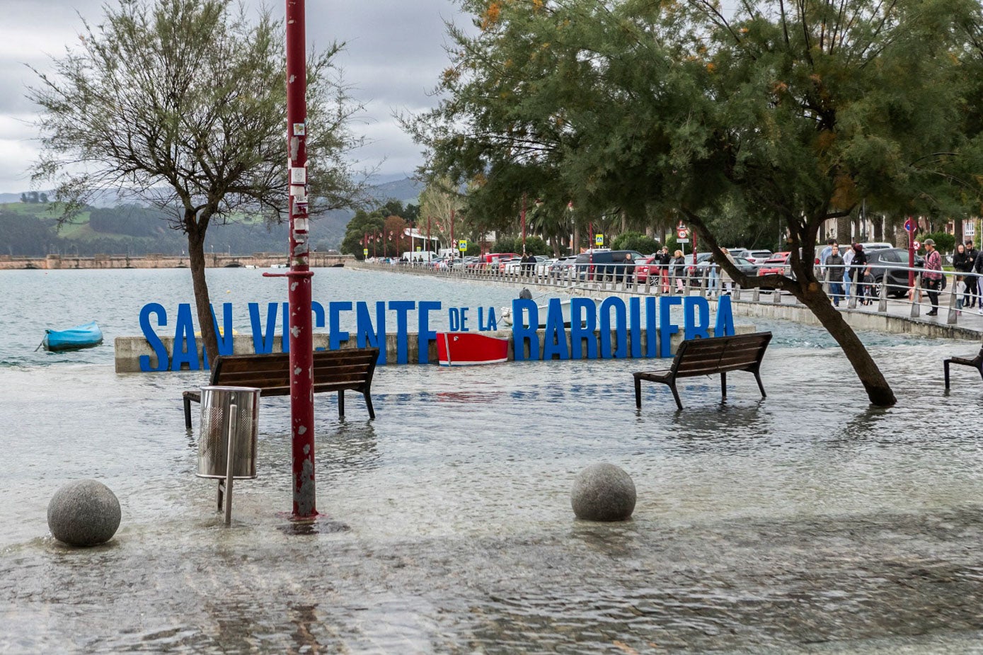 El agua llega hasta el borde del muro del paseo y se ha desbordado dejando anegado el cartel de San Vicente en el que los turistas suelen hacerse fotos.