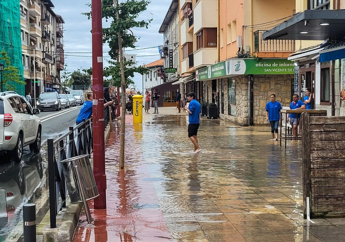 Un camarero del Bar El Ancla descalzo para poder moverse por el exterior del establecimiento