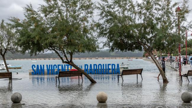 Imagen después - En la imagen de la izquierda se ve la zona de San Vicente que hoy está inundada por la pleamar.