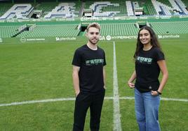 El jugador de la primera plantilla Peque y la aficionada racinguista Julieta Sánchez posando con la nueva camiseta.