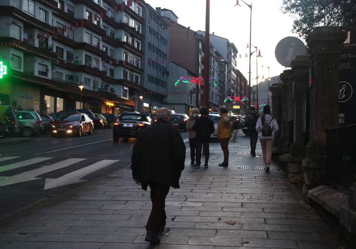 Avenida Calvo Sotelo de Solares, cuyas aceras podrían ser limpiadas integralmente con un proyecto que está estudiando el Ayuntamiento.