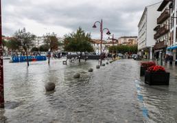 La pleamar inunda los locales comerciales de San Vicente