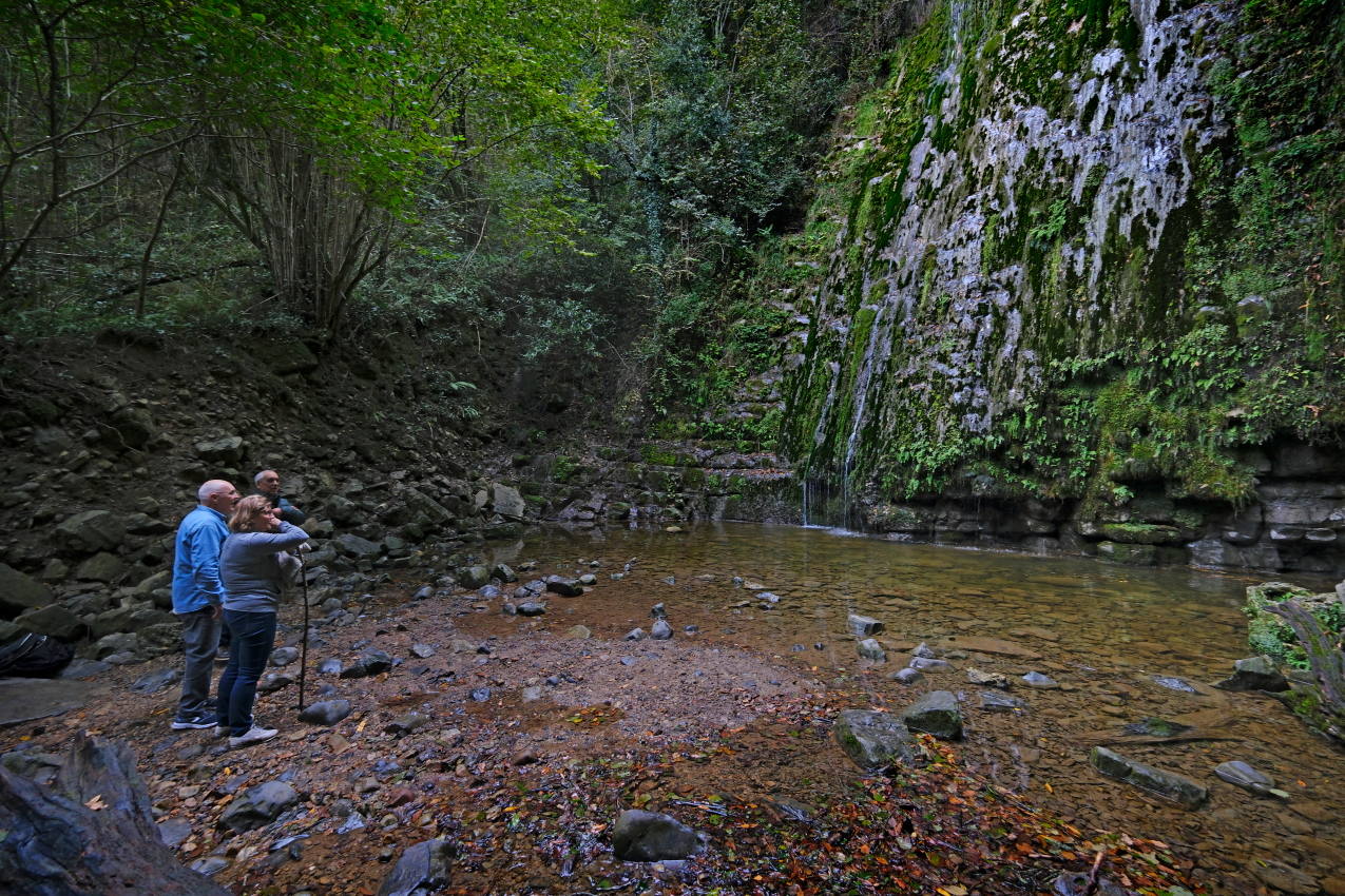 Tras cruzar un pequeño paso de piedras nos encontramos el Churrón de Borleña, aunque en este año las pocas lluvias no lo hacen tan espectacular.