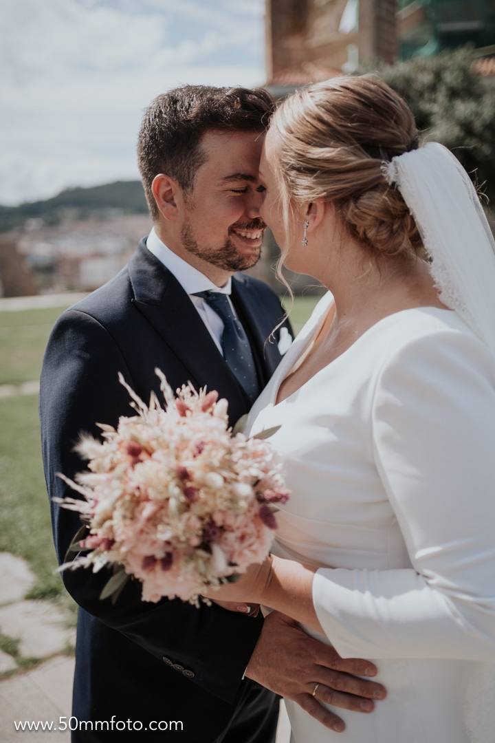 Ana Aguirre y José Carlos Redondo celebraron su boda el 16 de septiembre en Castro Urdiales. Recuerdan que la damita de arras llegó tarde a la ceremonia y una amiga de la novia fue quien las tuvo que llevar. 