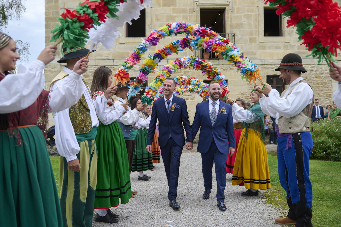 Víctor Manuel Villalba y José David García celebraron su día en Santillana del Mar el 16 de septiembre. El Grupo de Danzas Nuestra Señora de Covadonga bailó para ellos y les hizo el paseíllo con los típicos arcos de flores. 