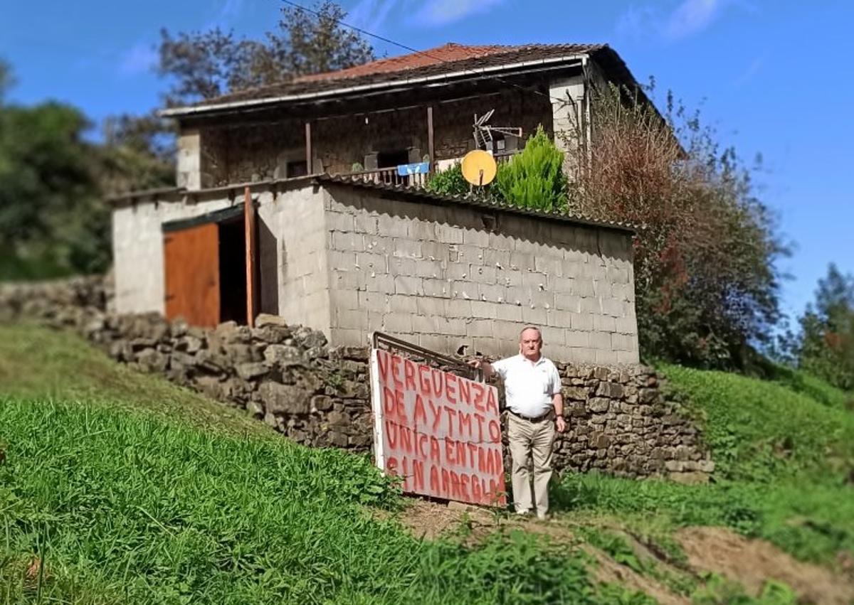 Imagen secundaria 1 - El vecino Javier Gómez junto a la pancarta en su vivienda de La Pedrosa. Al lado, Federico Barquín hunde su vara de avellano para medir el socavón.