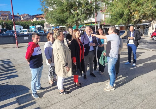 Uno de los afectados explica al consejero y a la Corporación municipal los daños sufridos por las inundaciones durante el fin de semana.