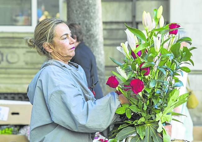 Una de las floristas del Mercado de las Flores.