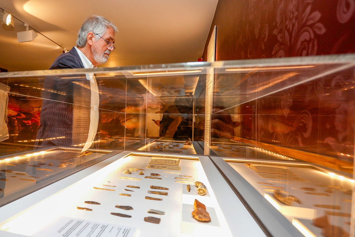 Pedro Saura, coautor de la réplica de la cueva de Altamira asistió a la inauguración de la exposición, a la que ha cedido algunos materiales.