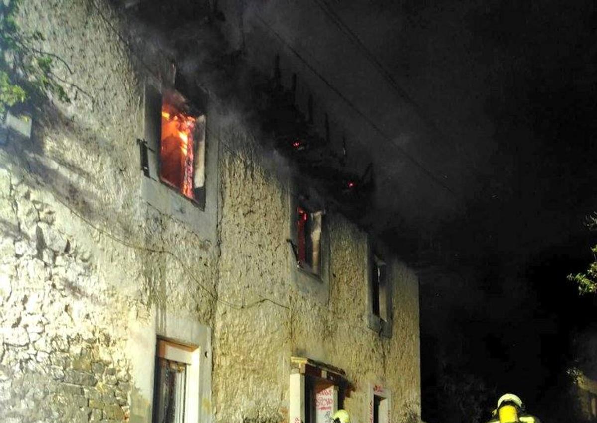 Imagen secundaria 1 - Un incendio calcina una casa y afecta a otras dos en Corvera de Toranzo