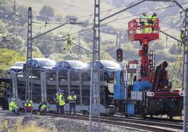 Foto de archivo en la que los operarios de Renfe y Adif trabajan para retirar los vagones de un tren que descarriló el 10 de octubre en Lantueno.