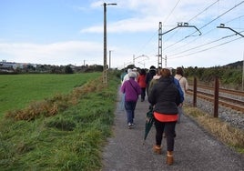 Un grupo de vecinos participando en una ruta saludable organizada por los alrededores del centro de salud de Bezana.