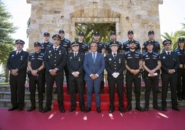 El alcalde, Diego Movellán, junto al cuerpo de Policía Local de Camargo.